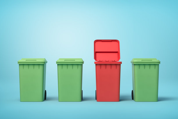 在蓝色背景上的三个绿色和一个打开的红色垃圾桶的3d渲染图片下载