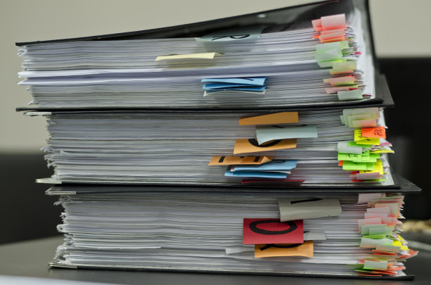 近距离观察堆积如山的办公室文件图片下载