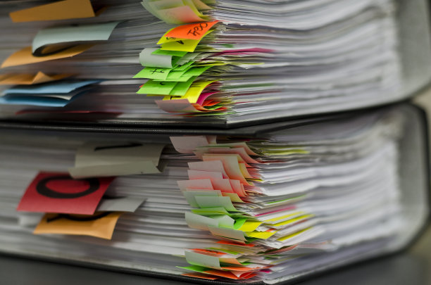 近距离观察堆积如山的办公室文件图片下载