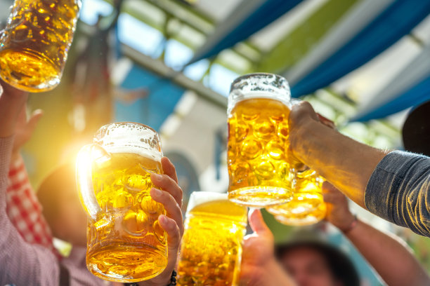 慕尼黑十月啤酒节帐篷里的啤酒杯图片下载