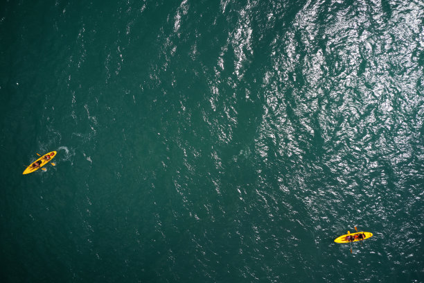鸟瞰图的夫妇皮划艇在清澈的绿松石水的海洋。暑假图片下载
