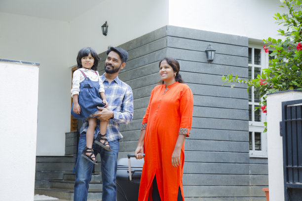 带着行李离开家去度假的照片图片下载