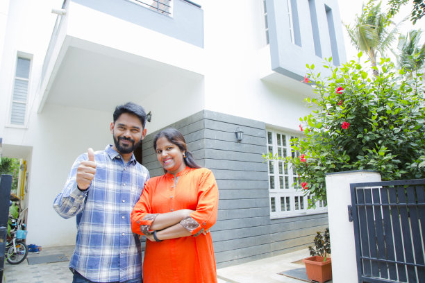 夫妇站在家门口的照片图片下载