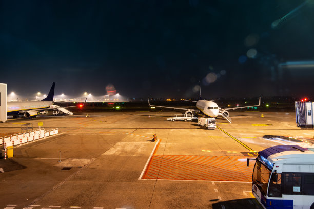 机场在晚上图片下载
