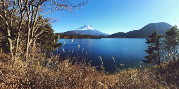 日本湖边的富士山。图片下载