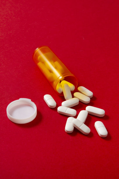 红色背景上的药瓶图片下载