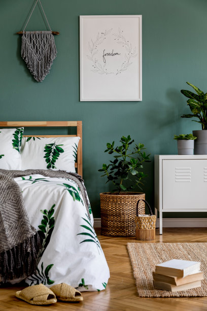 时尚的卧室室内设计与床，模拟海报框架，白色架子，植物，书籍，流苏和优雅的配件。漂亮的床单，毯子和枕头。模板。家居装饰设计图片下载