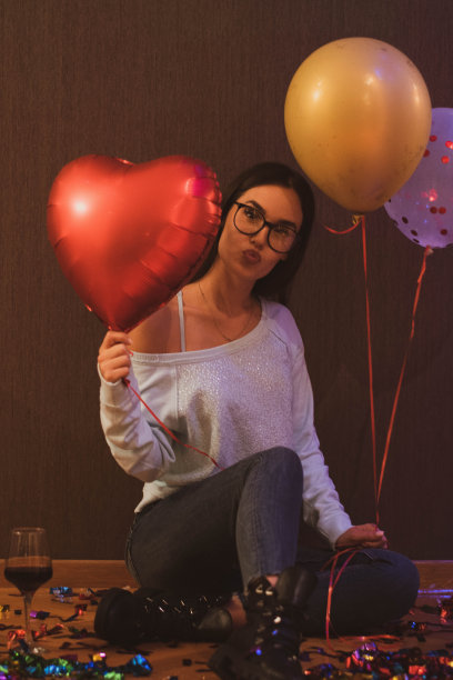 在家里庆祝生日的快乐的年轻女子图片下载