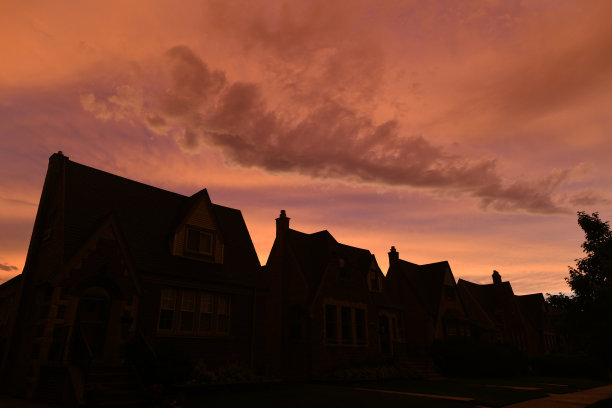 缤纷的傍晚在住宅区图片下载