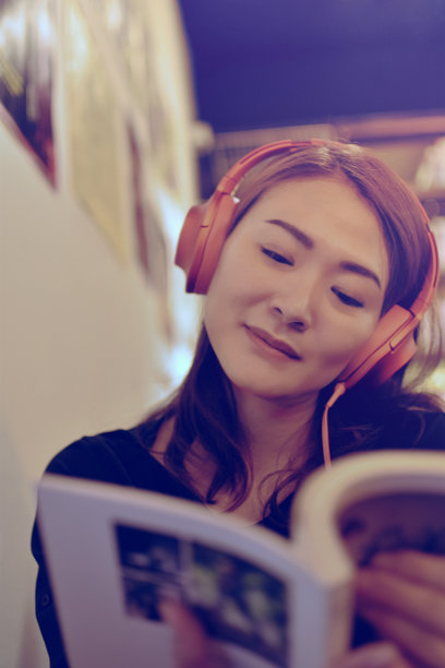 享受音乐和读书图片下载