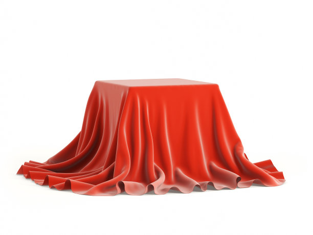 盒子上覆盖着红色的织物图片下载