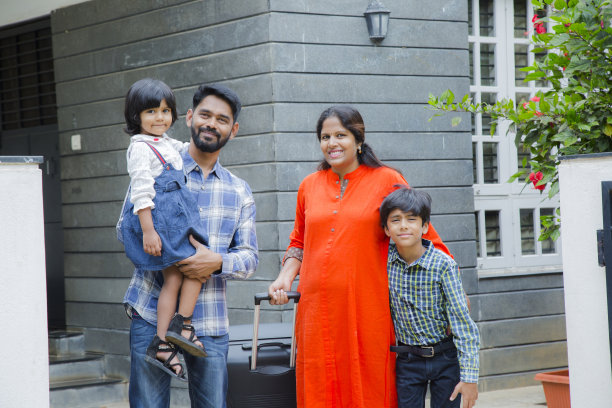 带着行李离开家去度假的照片图片下载