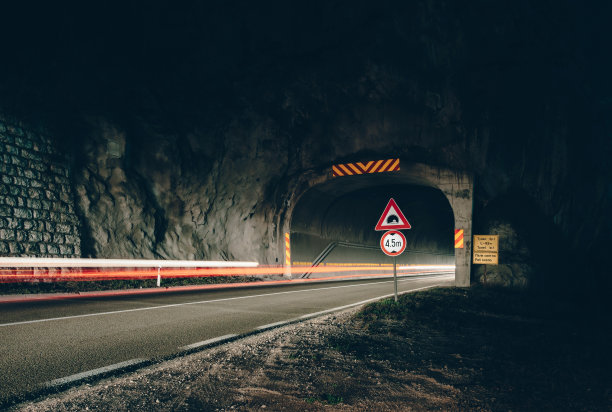 隧道入口长时间曝光照片。图片下载