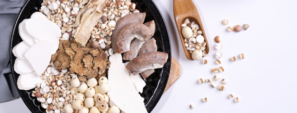 四补四味汤的配料。台湾传统食物，以约伯的眼泪，香草，猪肉肠为背景图片下载