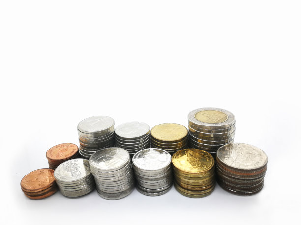 覆盖和堆叠许多硬币像图形在白色背景上的金融概念。图片下载