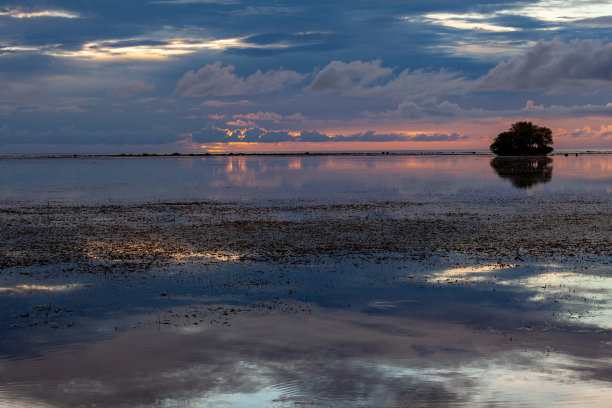 退潮时宁静的夜晚景色，HDR照片，佩利留岛西北部，帕劳，密克罗尼西亚图片下载