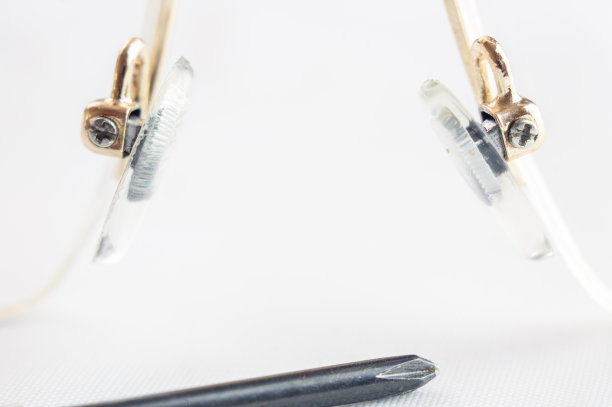 修理破碎的玻璃，用螺丝刀工作，拧紧螺栓图片下载