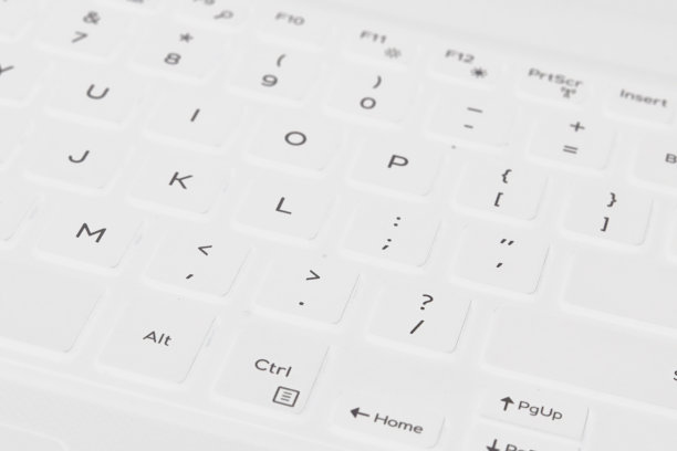 白色键盘布局与弹出的白光和灰色按钮名称图片下载