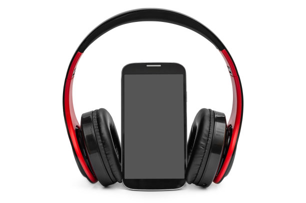 白色耳机的智能手机。图片下载