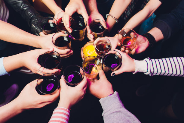 碰杯，举杯祝酒，派对。祝贺你的成功。愉快的聚会的朋友。图片下载