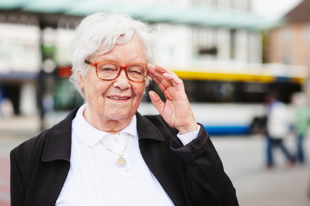 公车站的老妇人图片下载