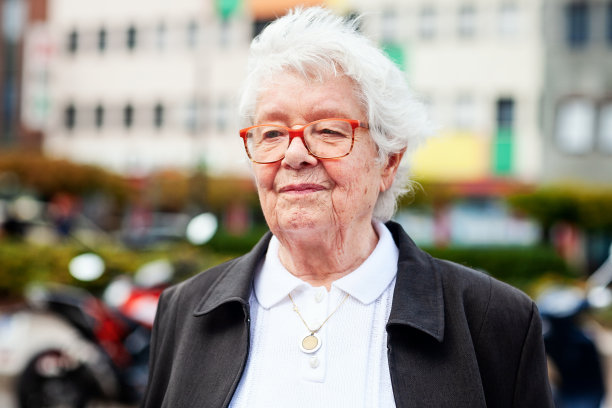 街头的妇女户外肖像图片下载