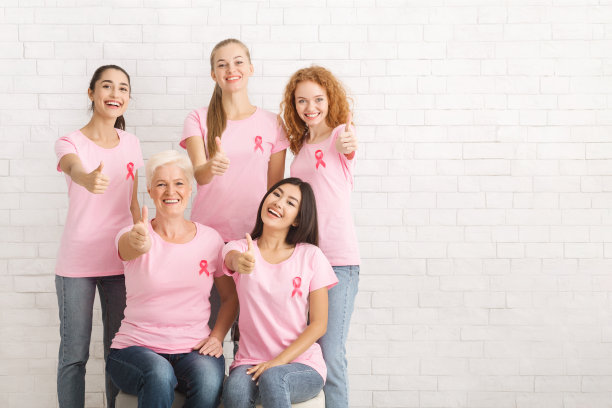 乳腺癌志愿者在白色墙壁上竖起大拇指图片下载