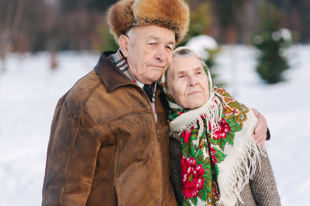 一对浪漫的老年情侣在公园里散步。永远爱你的图片下载