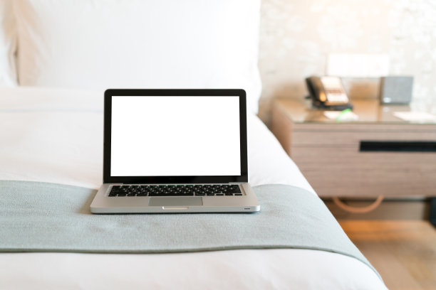 在床上用笔记本电脑工作图片下载
