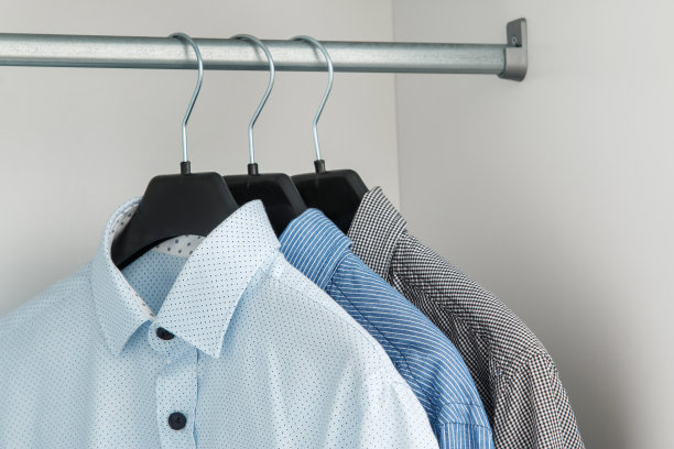 衣柜里有不同的衬衫图片下载