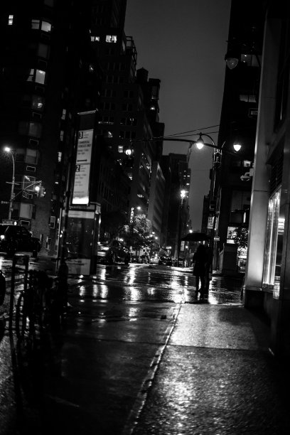 纽约市在雨和雾的夜晚，纽约市的黑白图像图片下载