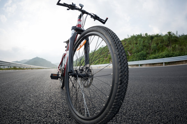 骑在朝阳公路上的自行车图片下载