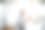 年轻女子在镜子前化妆图片下载