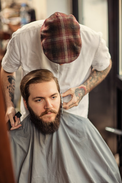 理发师用真正的潮人剪刀梳洗图片下载