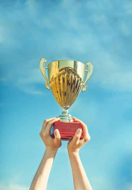 以胜利者的身份举起奖杯图片下载