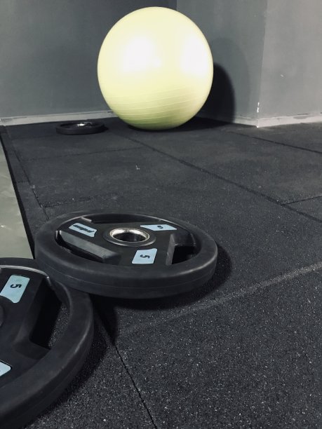 举重器材和普拉提球图片下载