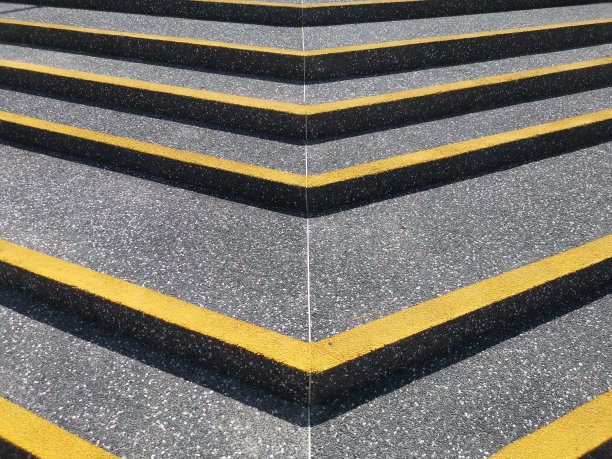 灰色踏着黄色的沥青图片下载
