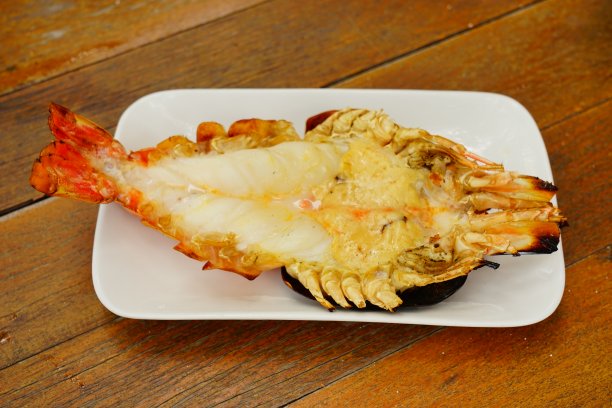 美味的烤巨河虾配辣椒片图片下载