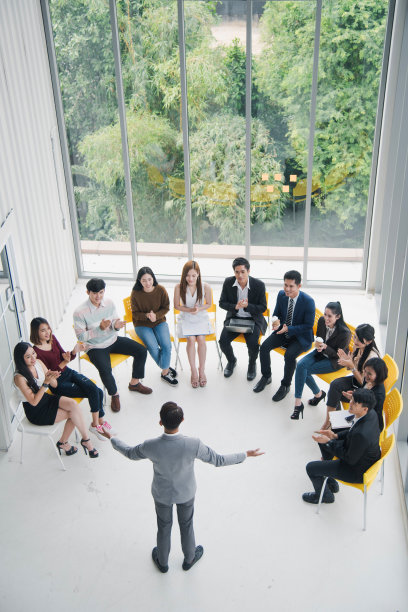 研讨会小组，成功的年轻亚洲商人男女，男演讲者给员工做演示，商务教练在会议室给客户做演示，团队领导汇报工作。图片下载