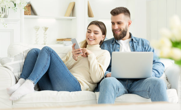 千禧一代女性向丈夫展示手机上的东西图片下载