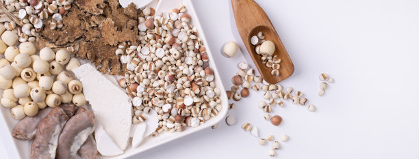 四补四味汤的配料。台湾传统食物，以约伯的眼泪，香草，猪肉肠为背景图片下载