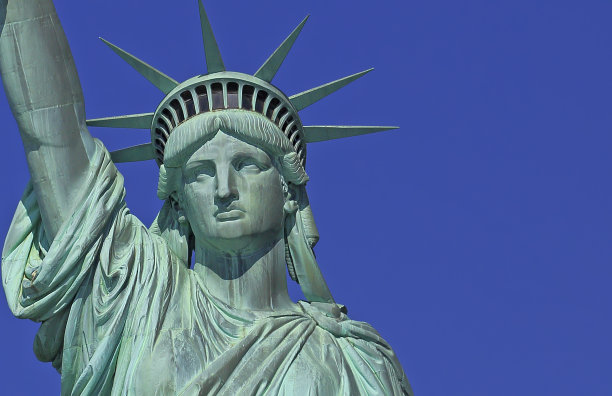 自由女神像的半身像以蓝天为背景，纽约图片下载