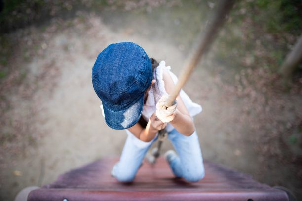 孩子们用绳子爬墙图片下载