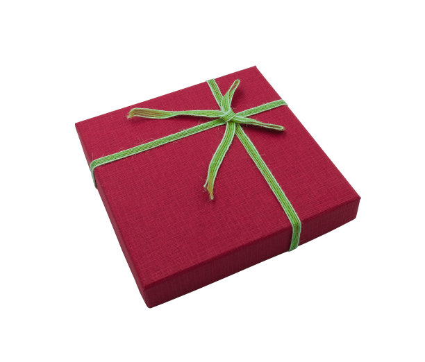 红色礼品方盒绿色蝴蝶结领结丝带孤立在白色背景与裁剪路径图片下载