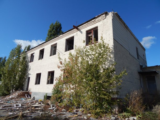 一座被毁的两层楼房的废墟。砖破建筑的照片。图片下载