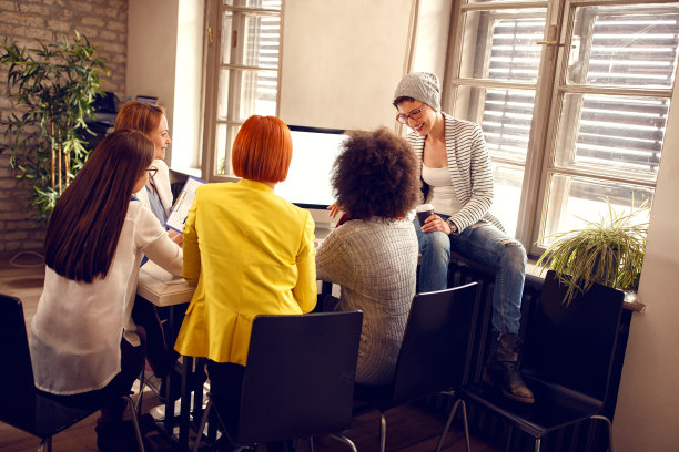 后视图的女人与手机在商务会议图片下载