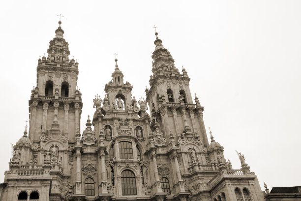 圣地亚哥德孔波斯特拉大教堂。黑白观深褐色调。图片下载