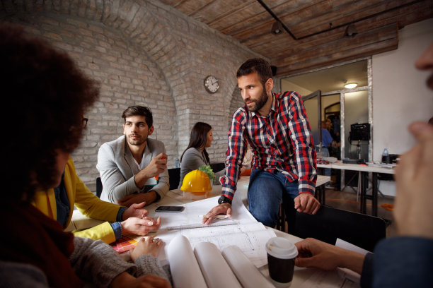 后视图的女人与手机在商务会议图片下载