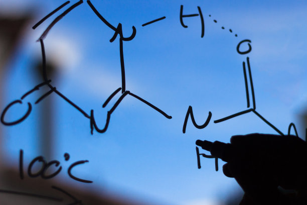 在以蓝天为背景的玻璃上写着科学家公式图片下载