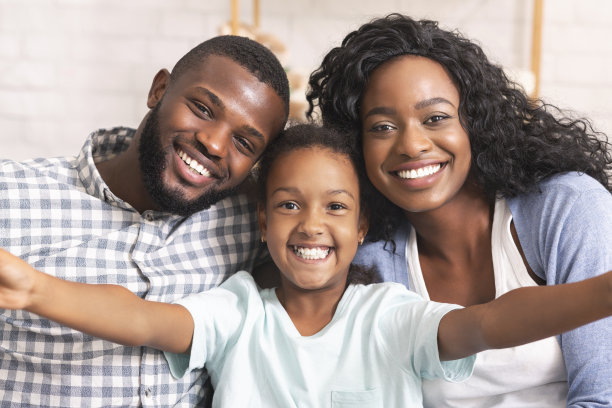 可爱的小女孩在和爸爸妈妈自拍图片下载